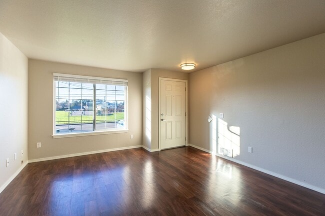 Foto del edificio - Recently updated 3 bdrm, 2 bath. Attached garage. Wrap around fencedyard. Private upstairs bedroo...