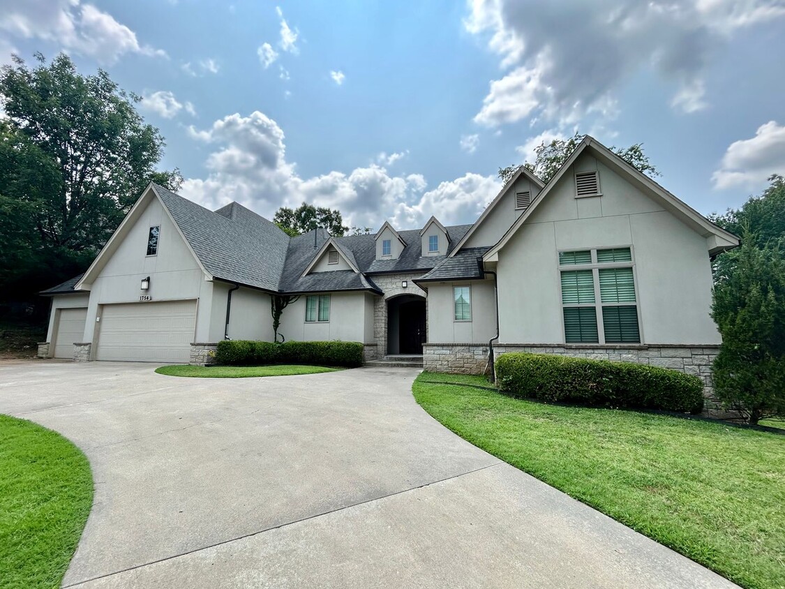 Primary Photo - Absolutely stunning custom home in Midtown...