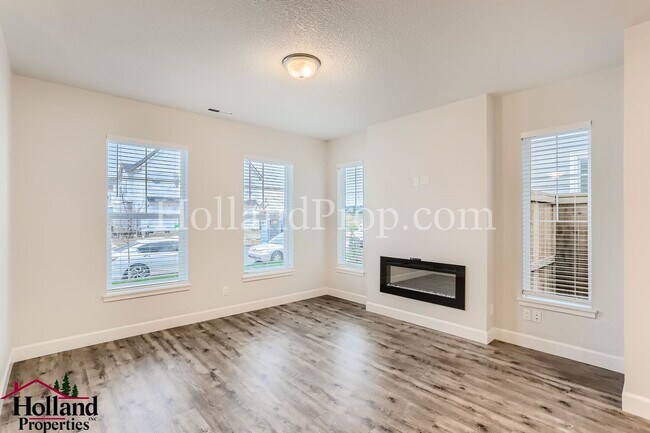 Building Photo - Stunning 3-Bedroom Hillsboro Townhouse wit...