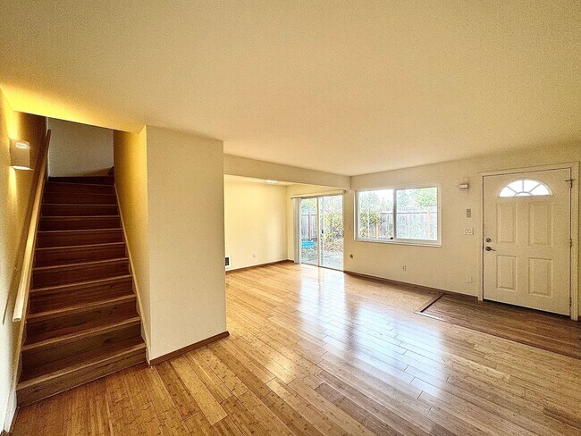 Building Photo - Bright & Updated Townhome
