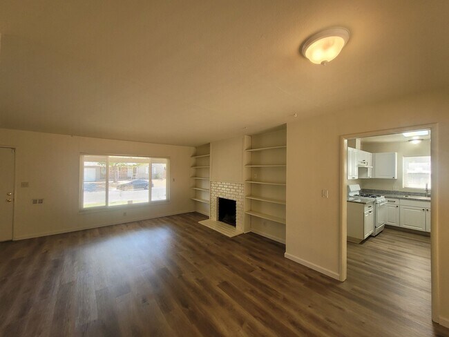Foto del edificio - Three bedroom 1 bath with central heat and...