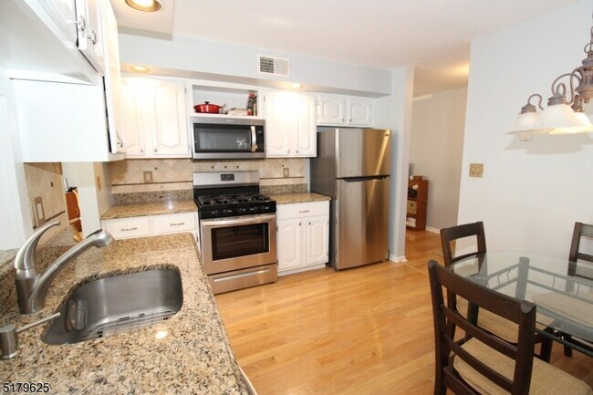 Building Photo - 11 Heritage Dr