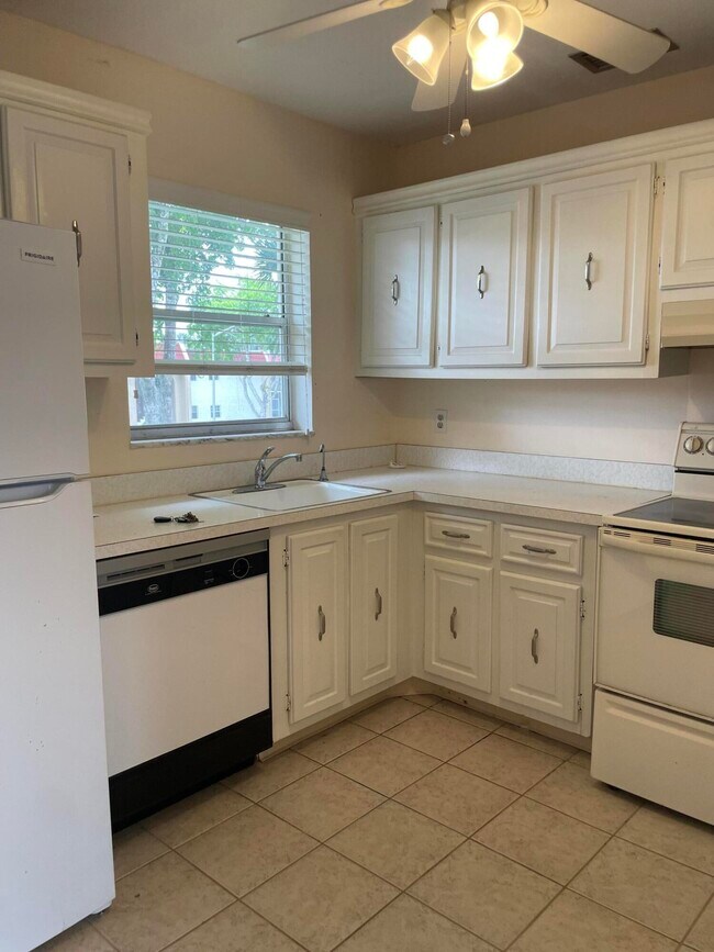 Building Photo - 157 Lake Frances Dr