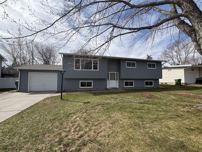 Building Photo - Spacious 5 bedroom 2 bathroom house on the west end!