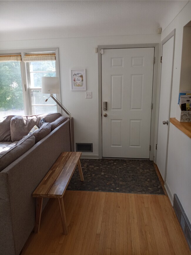 Entrada al apartamento, la sala de estar a la izquierda y la cocina a la derecha - 877 Clayland St