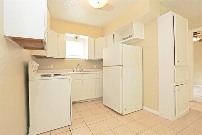 Building Photo - 2460 W Shane St