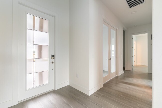 Foto del edificio - Exquisite 3-Bed 3.5-Bath Home in Prestigio...