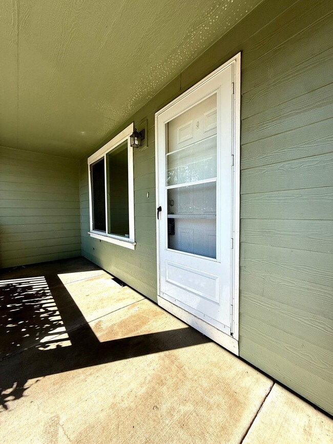 Building Photo - Spacious Duplex in Brentwood-Darlington Ne...