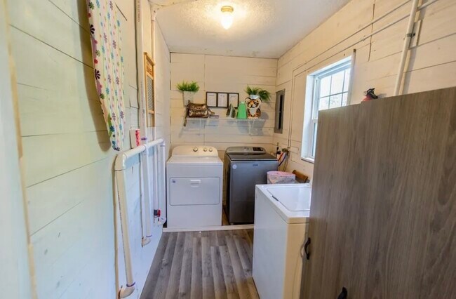 Foto del edificio - 1931 Larson St