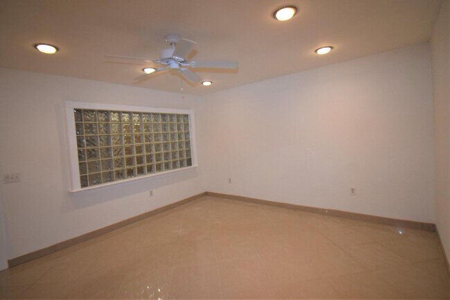 Foto del edificio - 2878 Donnelly Dr