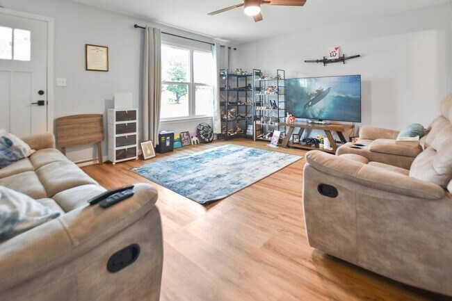 Foto del edificio - Updated Three Bedroom!