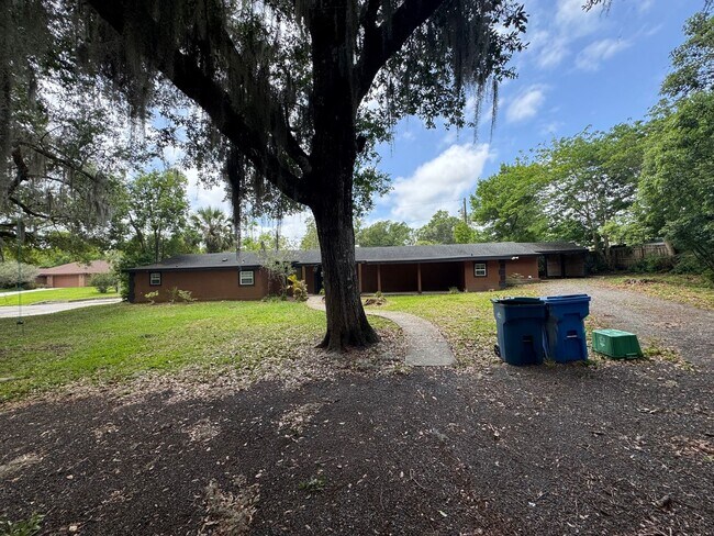 Foto del edificio - GORGEOUS! 5 Bedroom, 3 Bathroom Home in Deland!