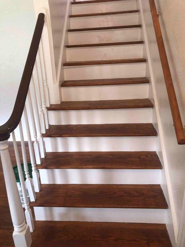 Escaleras al piso de arriba - 1919 Columbia Ave