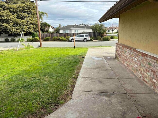 Building Photo - 6253 Tourraine Dr