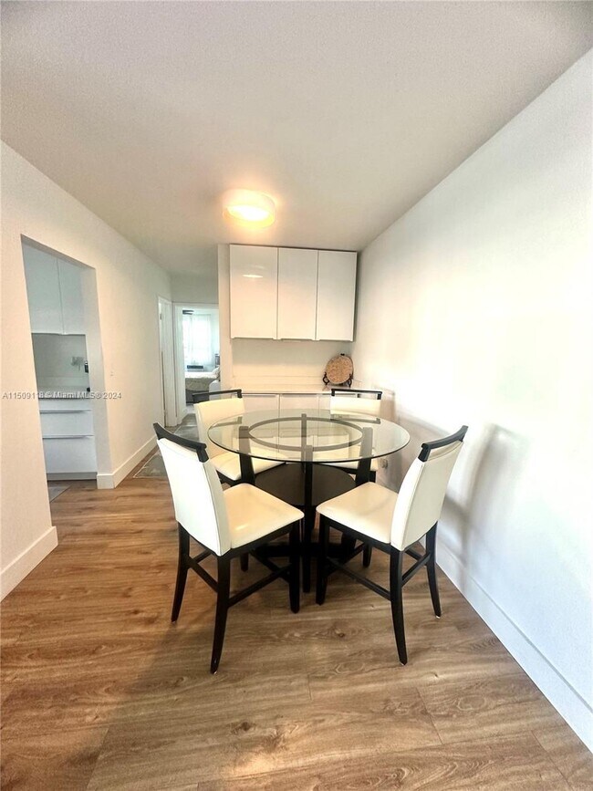 Foto del edificio - 700 Bayshore Dr