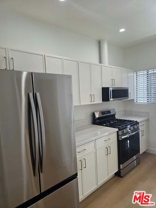 Building Photo - 1445 N Mariposa Ave