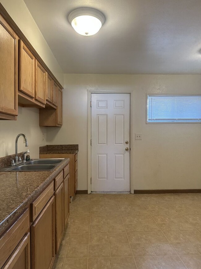 Foto del edificio - Welcome to this charming 3-bedroom, 1.5-ba...