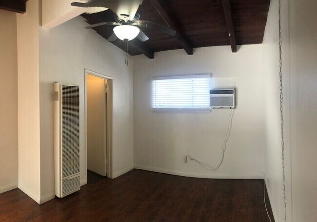 Building Photo - Charming Pet-Friendly Studio in Norwalk - ...