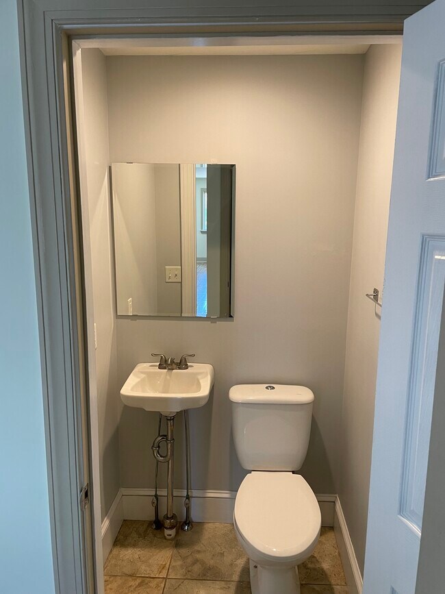 powder room - 3549 Sunnyside Ave