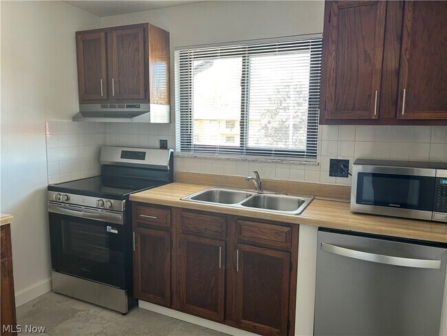 Building Photo - 24635 Clareshire Dr