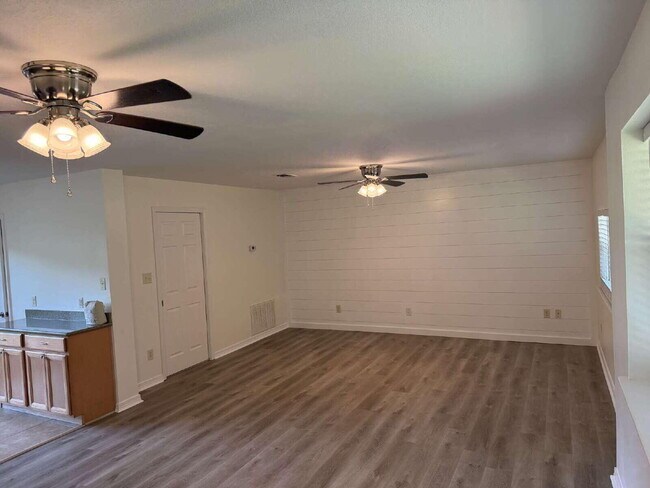 Foto del edificio - 218 Rose Marie Ln SW