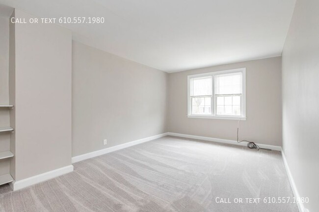 Building Photo - Updated 2 Bedroom 1 Bath, second floor apa...