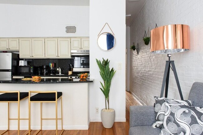 Foto del edificio - 26-2B  Gramercy Large 1BR WD in unit court...