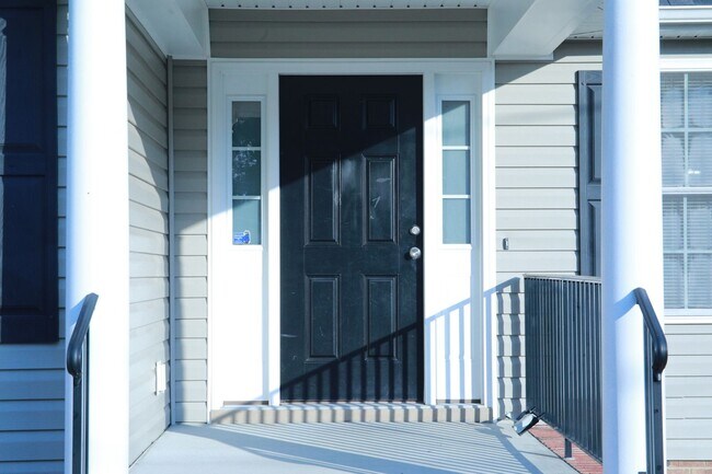 Building Photo - Lovely Two Story Home off of Glenside Driv...