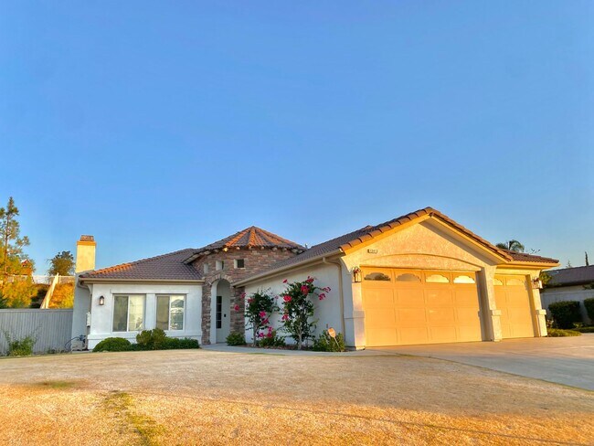 Building Photo - Gorgeous Home Located in City in the Hills