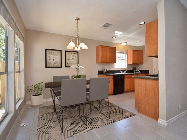Building Photo - 1502 Peachtree Valley Dr