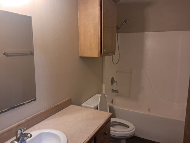 Building Photo - 3 Bedroom/ 2 Bathroom Duplex