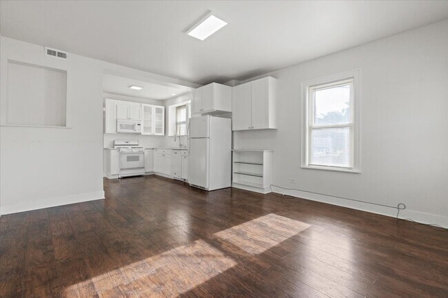Foto del edificio - 5742 N Milwaukee Ave