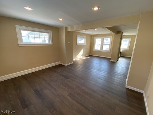 Foto del edificio - 5161 Greenhurst Dr
