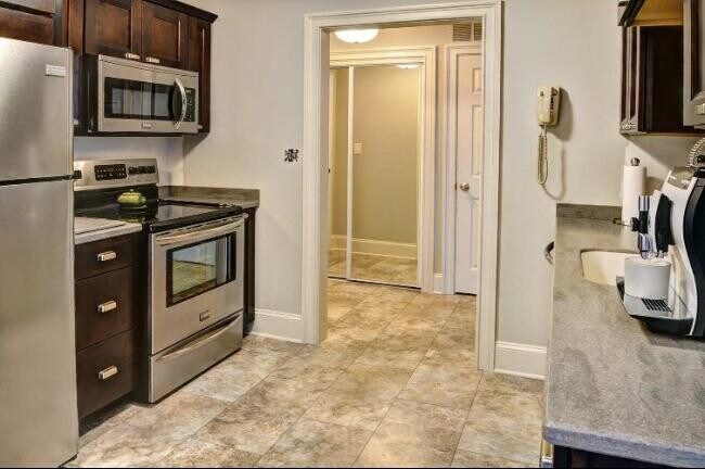 Stainless steel appliances - 2076 Chateau Ct