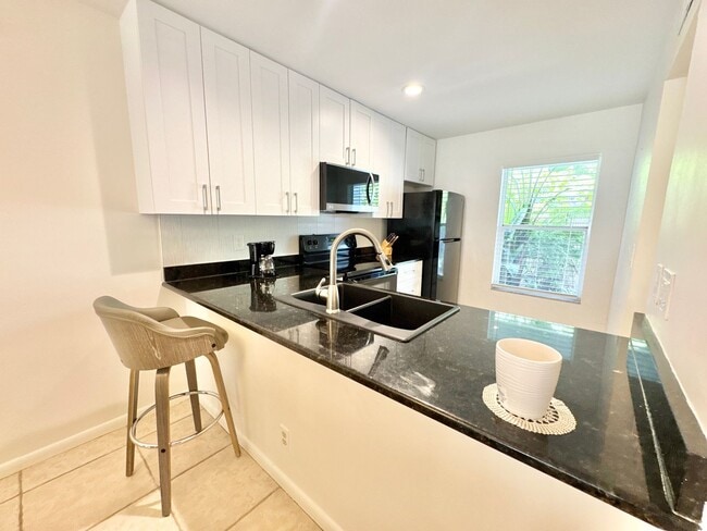 Building Photo - ** KINGS LAKE ** 2 BED / 2 BATH - CONDO - ...