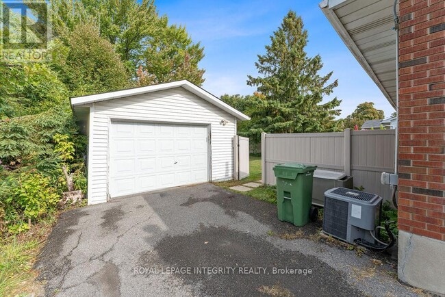 Building Photo - 1105 Falaise Rd