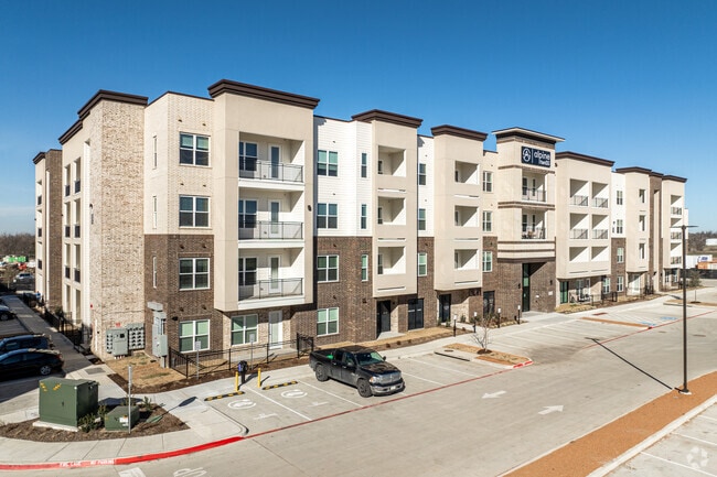 Building Photo - Alpine Ten55
