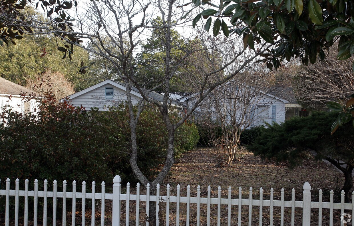 Primary Photo - 5812 Robinson St