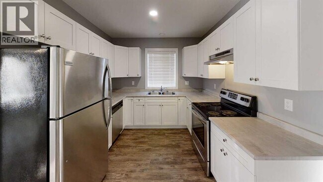 Building Photo - 9520-9112 112 Ave