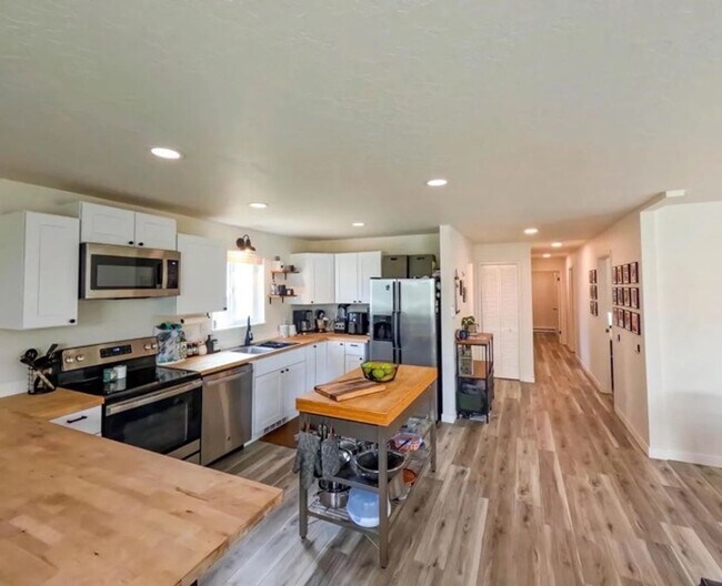 Foto del edificio - Beautifully remodeled 3-bedroom, 2-bathroo...