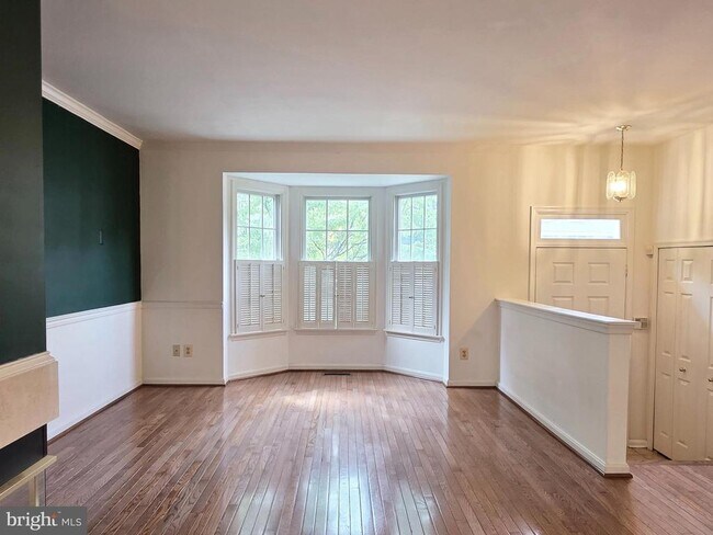 Foto del edificio - 937 Walnut Wood Rd