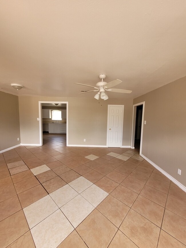 Building Photo - 3 bed 2 bath home, move in ready!