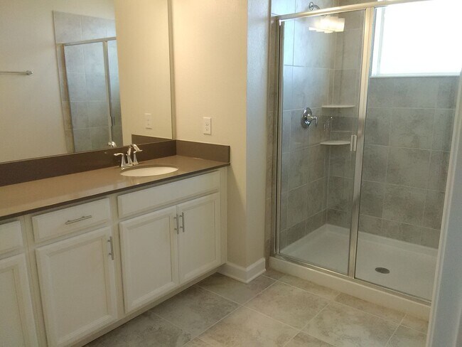 Foto del edificio - Two Story townhome in Storey Lake  community