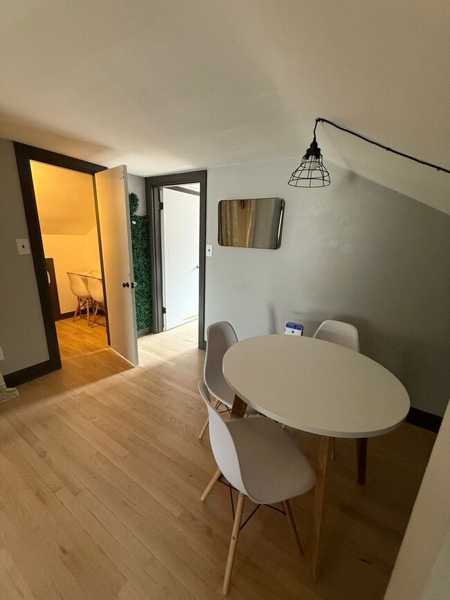 Building Photo - 2nd floor unit with Furnished or Unfurnish...