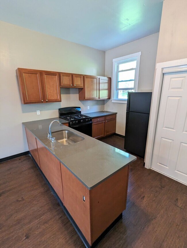 Building Photo - Spacious 4 Bedroom 1 Bathroom Single Famil...