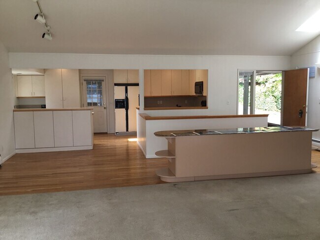 Building Photo - Lake Stevens waterfront 4 Bedroom 2 Bath H...