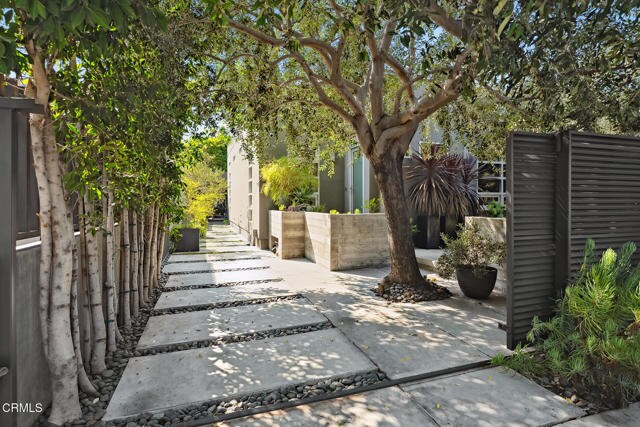 Foto del edificio - 329 Westbourne Dr