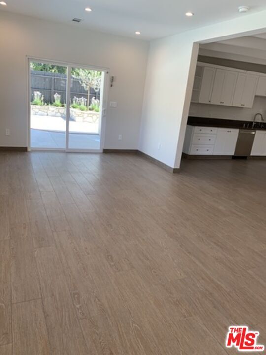 Foto del edificio - 9252 Balcom Ave