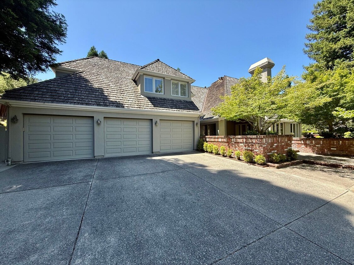 Primary Photo - Stunning, Furnished 4 Bed 3.5 Bath + Offic...
