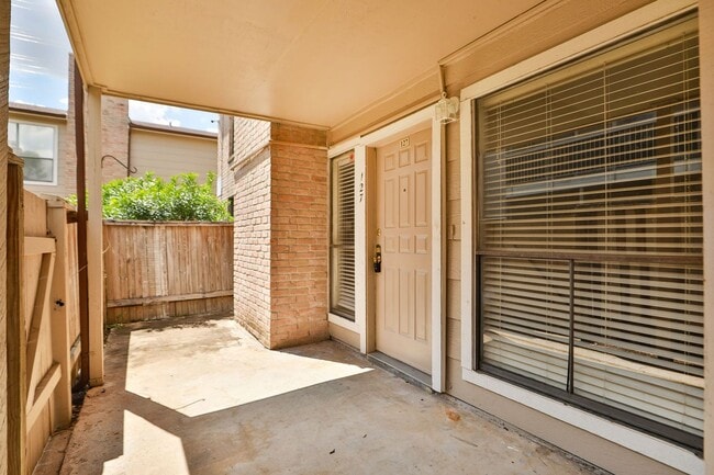 Building Photo - For Lease | 2 Bed, 2 Bath | 925 Sq Ft | La...